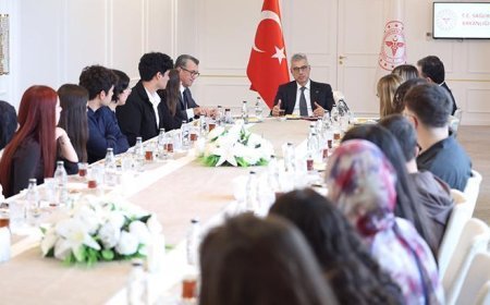 Bakan Memişoğlu, tıp fakültelerine derece ile giren öğrencilerle buluştu