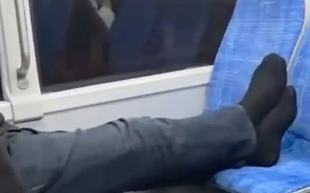 Otobüste ayakkabılarını çıkarıp seyahat etti, rahatlığı pes dedirtti