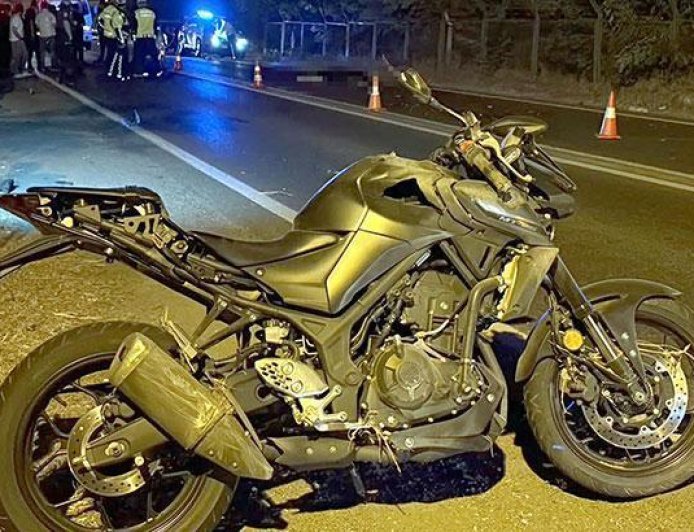 Devrilen motosikletten midibüsün altına savrulan sürücü hayatını kaybetti