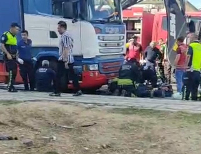TIR'ın altında kalan yaya ağır yaralandı