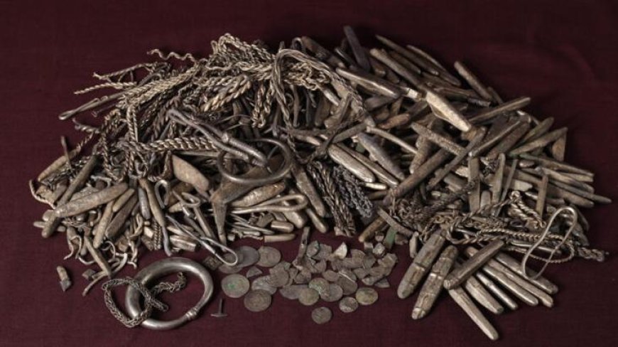 Bahçesinde kazı yaparken Viking hazinesi buldu! 'Tam 18.5 kilogram ağırlığında, Thor'un çekici de var'