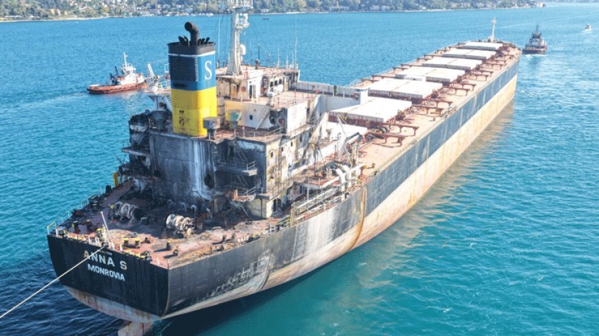 Rusya'da İHA saldırısına uğrayan gemi İstanbul Boğazı'ndan geçti
