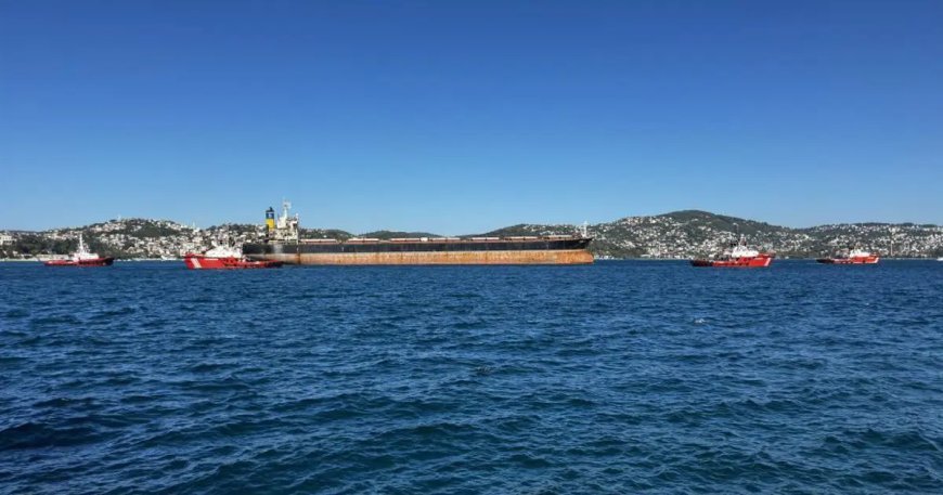 Rusya'da saldırıya uğrayan gemi İstanbul Boğazı'ndan geçti