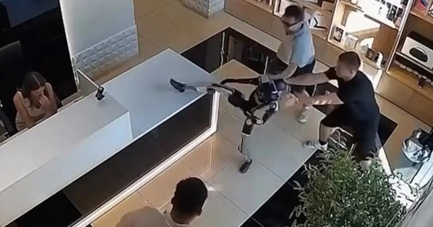 Müşteri robotu itti, robot tekme tokat saldırdı
