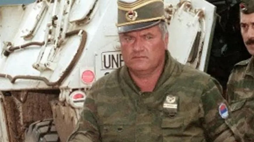 Sırbistan'da skandal! Soykırım suçlusu 'Bosna Kasabı'nın cenazesini askeri törenle karşıladılar