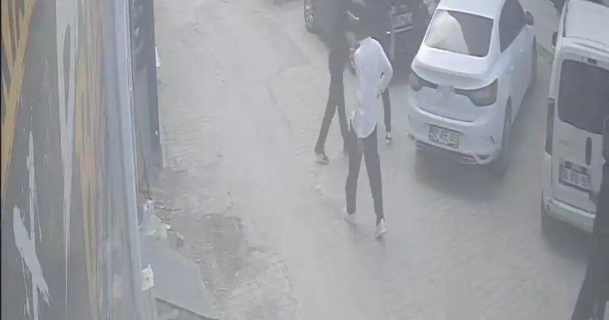 Genç kadını erkek arkadaşından kurtarmak isterken bıçaklandı