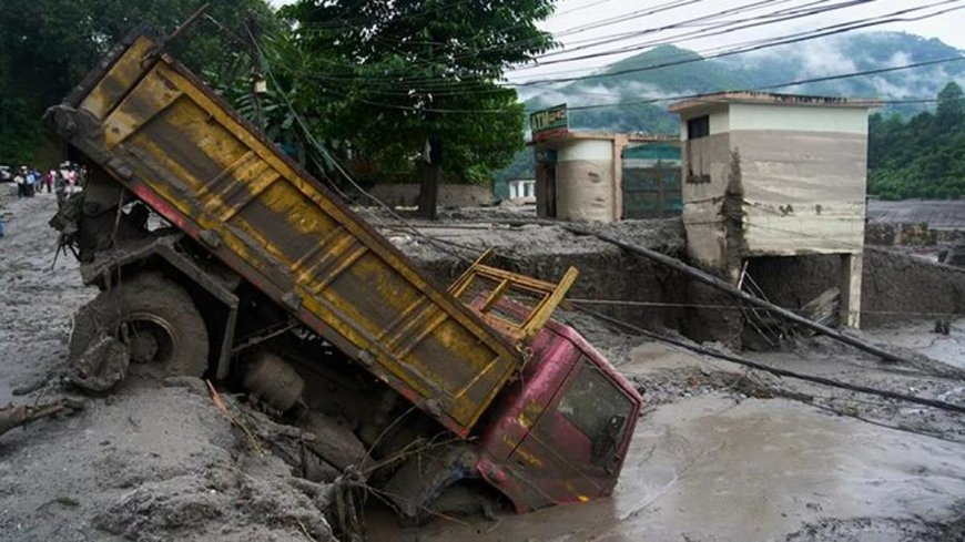 Nepal'deki sel felaketinde hayatını kaybedenlerin sayısı 1355'e çıktı