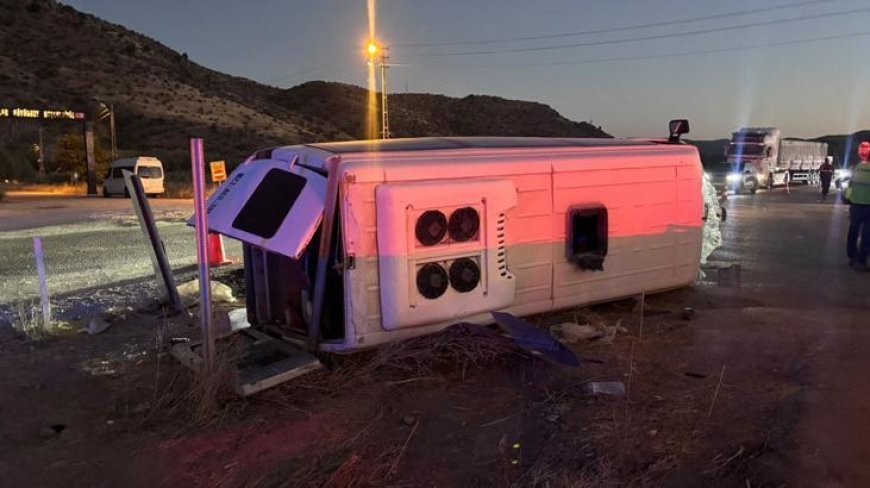 Kırıkkale'de işçi servisi otomobille çarpışıp devrildi! 14 yaralı