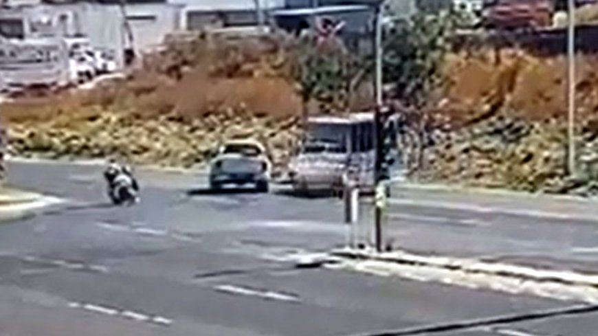 Yolcu minibüsü elektrik direğine çarptı; 1’i bebek 3 yaralı