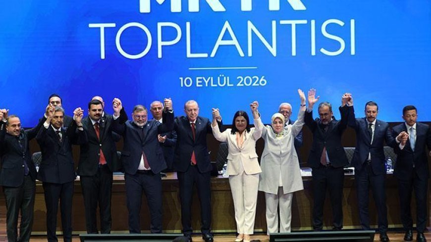 4 belediye başkanı AK Parti'ye katıldı: Rozetlerini Cumhurbaşkanı Erdoğan taktı