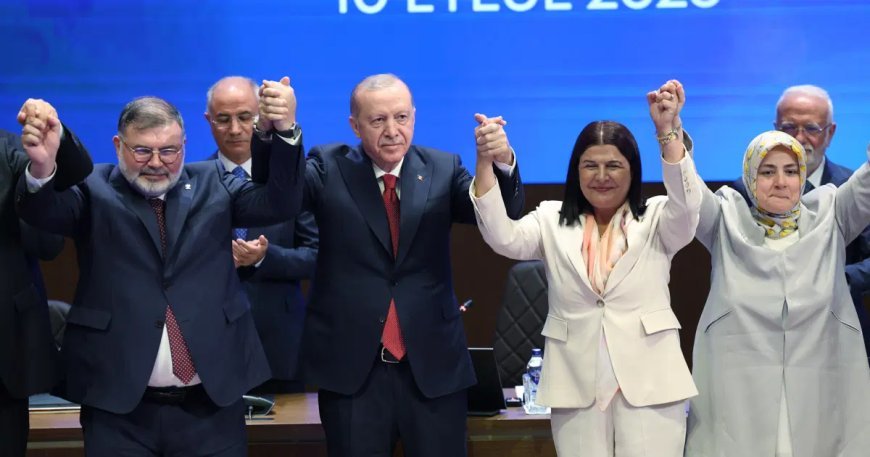 Foça Belediye Başkanı Saniye Bora Fıçı, AK Parti'ye katıldı