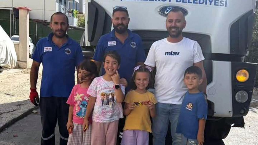 Temizlik görevlilerinden kendilerine el sallayan çocuklara sürpriz