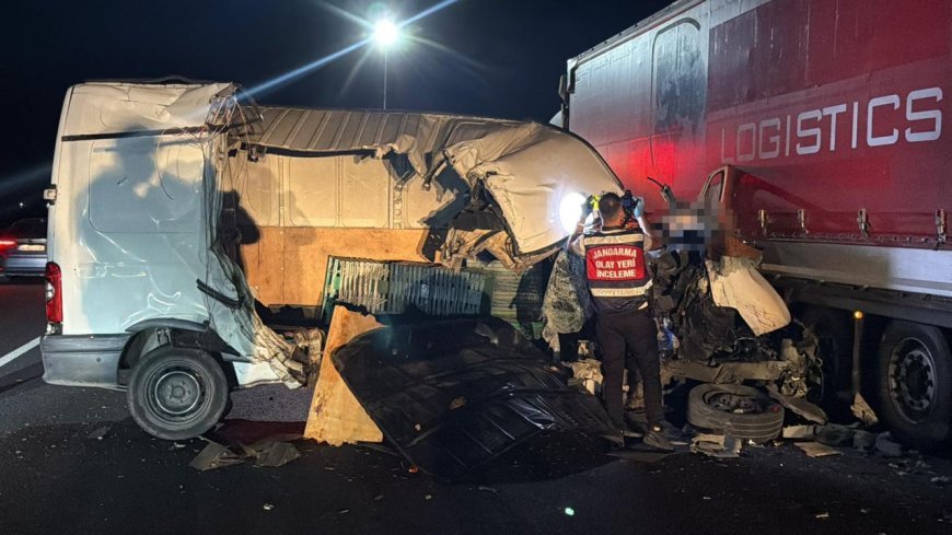 Minibüs, TIR'a arkadan çarptı; 1 ölü, 1 yaralı