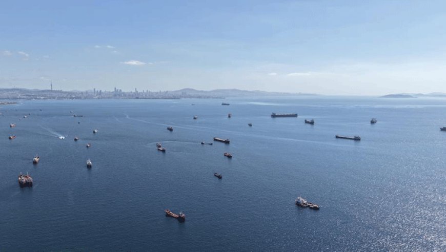 Karadeniz’e geçemeyen gemiler Marmara’ya yığıldı: Dev filo yoğunluğu