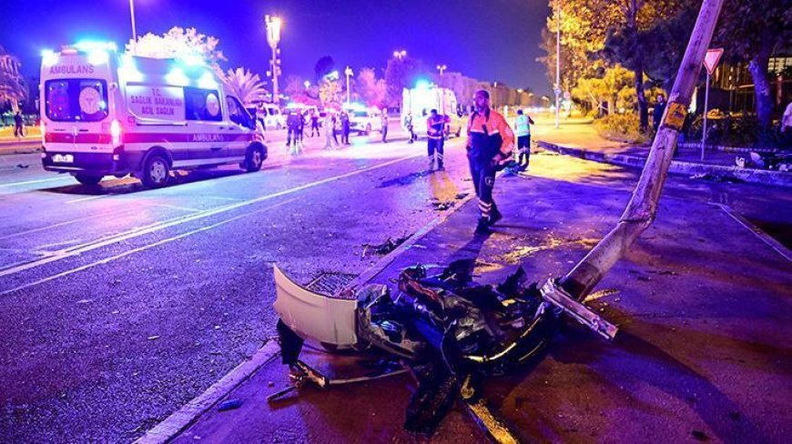 Maltepe'de feci kaza! İki otomobil çarpıştı; 2'si ağır 11 yaralı