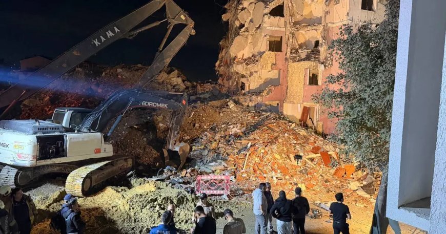 Küçükçekmece'de yıkım sırasında bina çöktü: 2 kişi yaralandı