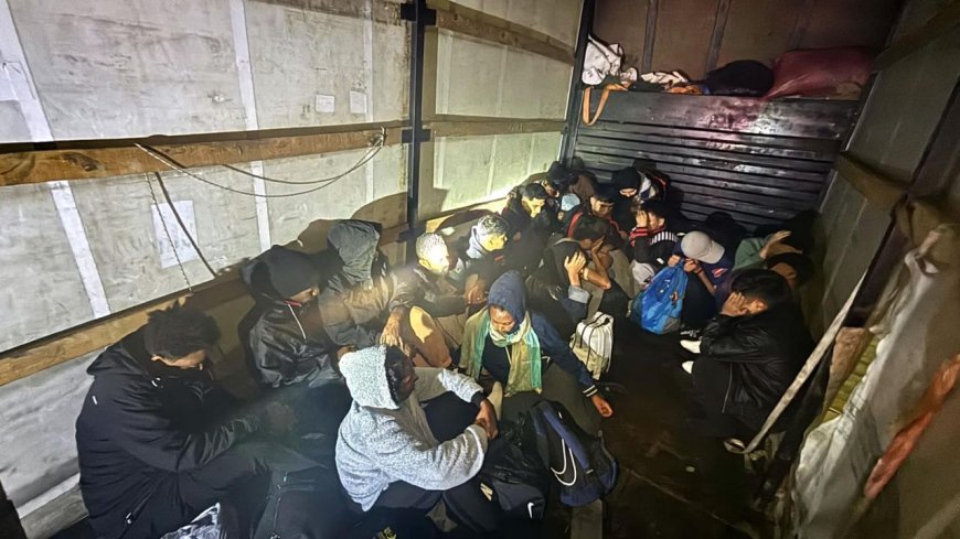 Tekirdağ'da kamyonette 19 kaçak göçmen yakalandı