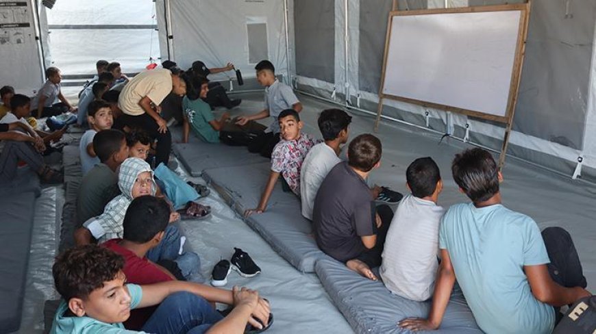 Gazze'de eğitim için umut ve hüzün bir arada! 3 yıl sonra dersler çadırlarda başladı