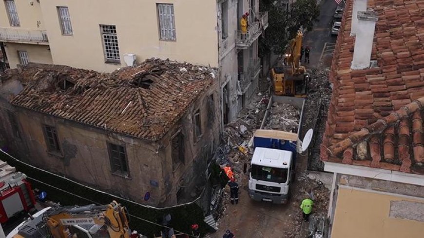 Atina'da yıkılan binada 4 kişinin cesedine ulaşıldı