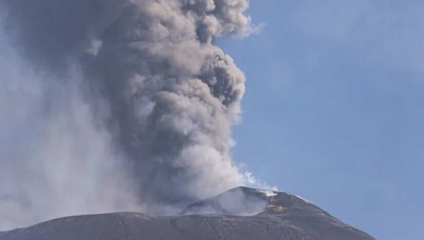 Etna Yanardağı'nın kül püskürtmesi hava ulaşımını olumsuz etkiledi