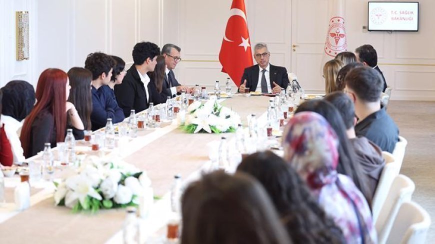 Bakan Memişoğlu, tıp fakültelerine derece ile giren öğrencilerle buluştu