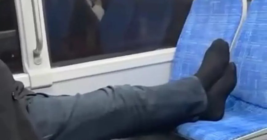 Otobüste ayakkabılarını çıkarıp seyahat etti, rahatlığı pes dedirtti