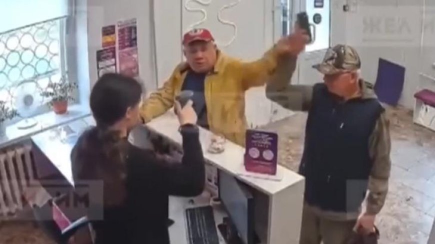 Kargo şubesini adeta ringe çevirdiler! Ortalık savaş alanına döndü