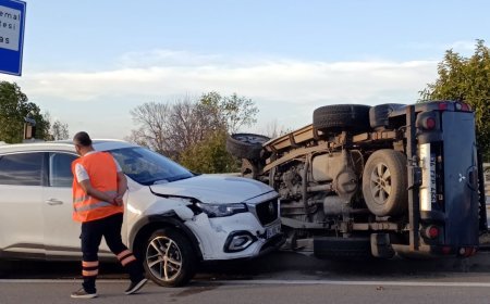 İçinde çocukla birlikte kaçırdığı otomobille yayaya ve 2 araca çarptı; 3 yaralı