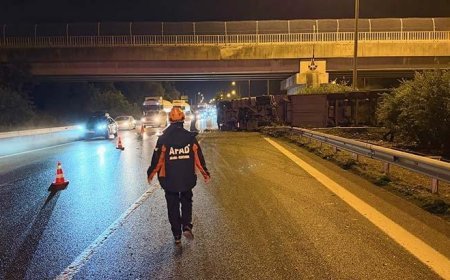 Düzce'de feci kaza! Anadolu Otoyolu'nda parfüm yüklü tır devrildi