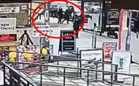 Bağdat Caddesi’nde korku dolu anlar! İkiz kardeşlerin üzerine devrildi