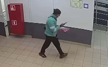 Kuryeden iğrenç hareket! Yere düşen pizzayı kutusuna koyup teslimata gitti