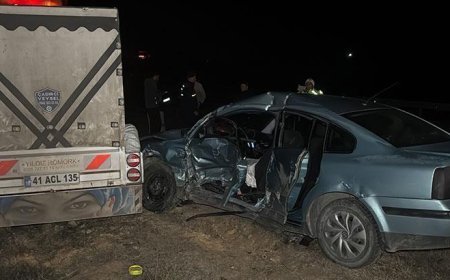 Mevsimlik işçileri taşıyan minibüsle otomobil çarpıştı: 2 yaralı