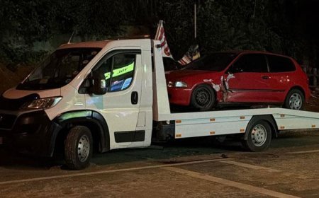 Karşı yönden gelen aracın sıkıştırdığı otomobil park halindeki araçlara çarptı; 1'i ağır 3 yaralı