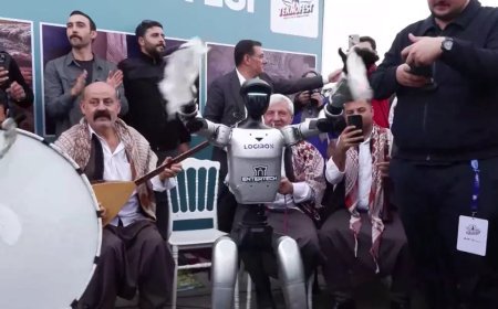 Teknofest'te renkli görüntüler. İnsansı robot halay çekti