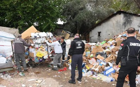 Çöp ev operasyonu: 8 kamyon atık çıkarıldı