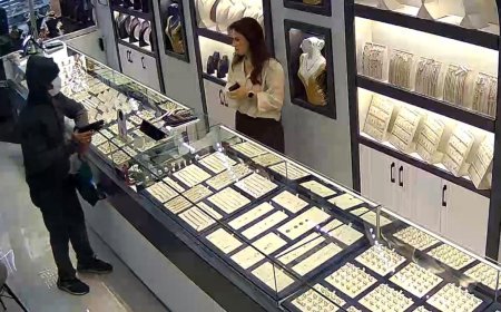 Oyuncak tabancayla kuyumcuyu soymaya kalktı, alarma basılınca kaçtı
