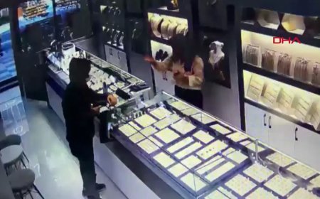 Alarmı duyunca kaçtı: Oyuncak tabancalı soygun girişimi kamerada