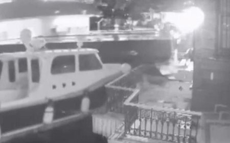 Üsküdar'da yolcu vapuru yalıya çarptı: Kaza anı kamerada