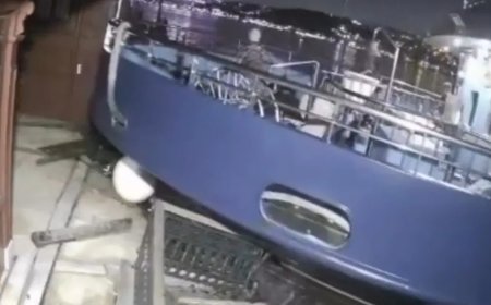 Boğaz'da yolcu vapuru 200 yıllık yalıya çarptı
