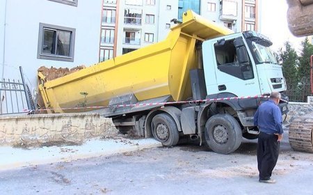 Pendik'te freni boşalan hafriyat kamyonu iş yerine girdi: 1 yaralı