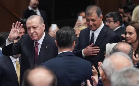 İzmir ilk kez AK Parti'de. Cemil Tugay'ın rozetini Cumhurbaşkanı Erdoğan taktı