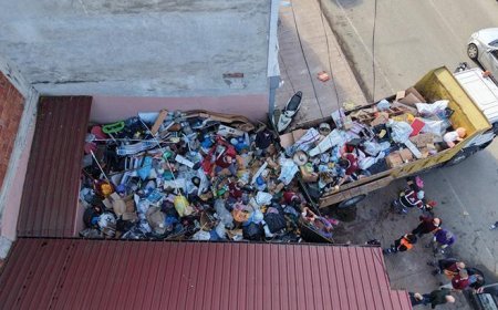 Mahalleliden gelen ihbar belediyeyi alarma geçirdi! Kapı açılınca ekipler gözlerine inanamadı: Tam 20 kamyon çıktı...