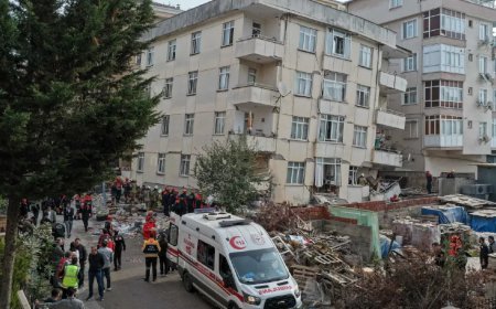 Maltepe'de çöken binadan kurtarılan vatandaş: Binamız çatlaktı, çatır çatır ses duyuluyordu