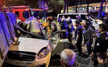 Beyoğlu'nda feci kaza! Otomobil, taksiye çarpıp kamyonetin altına girdi: 3 yaralı
