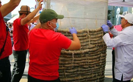 Kırgızistan'da at etinden 120 metreden uzun sucuk yapıldı