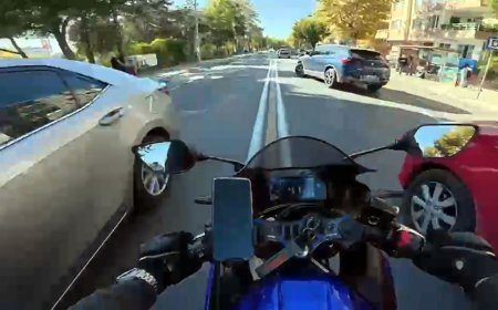Motosikletle otomobilin çarpıştığı anlar kask kamerasında