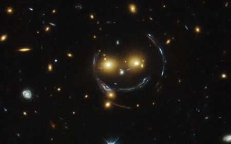 Hubble yakaladı. Gülümseyen galaksi