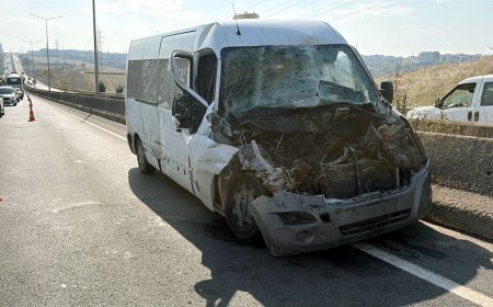 Kamyonla çarpışan minibüsün sürücüsü yaralı
