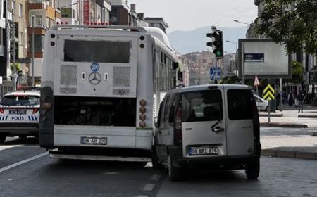 Kayseri'de akrabasını bıçaklayıp kaçmak istedi! Özel halk otobüsüne çarptı