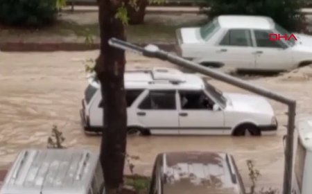 Mersin'de şiddetli sağanak: Cadde ve sokaklar göle döndü